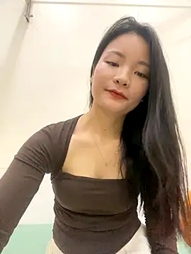 Bee Yellow00 online show from 17, 11, 2025