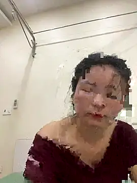 Bee Yellow00 online show from 30, 10, 2025