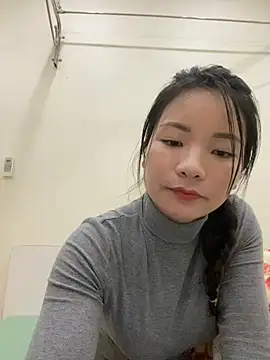 Bee Yellow00 online show from 2, 12, 2025