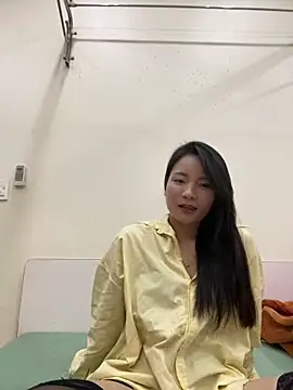 Bee Yellow00 online show from 3, 12, 2025