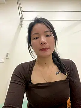 Bee Yellow00 online show from 1, 12, 2025