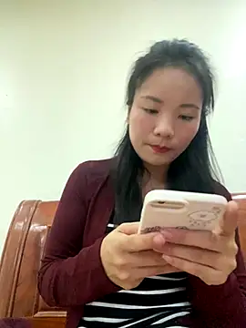 Bee Yellow00 online show from 4, 11, 2025