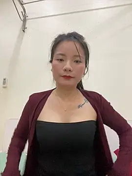 Bee Yellow00 online show from 27, 10, 2025