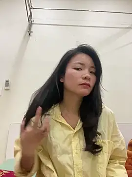 Bee Yellow00 online show from 19, 12, 2025