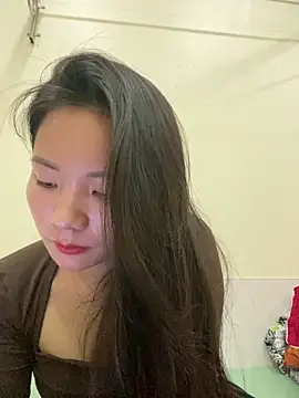 Bee Yellow00 online show from 5, 11, 2025