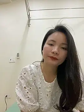 Bee Yellow00 online show from 22, 12, 2025