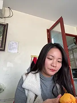 Bee Yellow00 online show from 18, 12, 2025