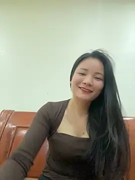 Bee Yellow00 online show from 3, 11, 2025