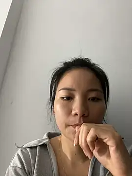 Bee Yellow00 online show from 22, 11, 2025