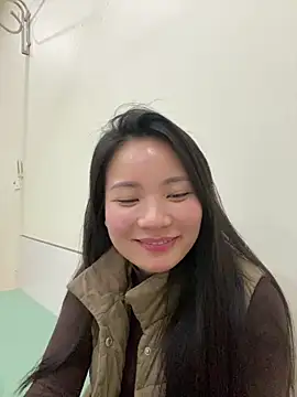 Bee Yellow00 online show from 6, 2, 2026