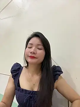 Bee Yellow00 online show from 7, 2, 2026