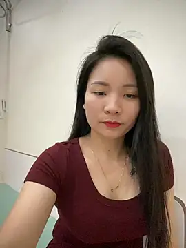 Bee Yellow00 online show from 6, 3, 2026