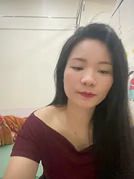 Bee Yellow00 online show from 26, 3, 2026