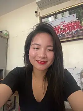 Bee Yellow00 online show from 18, 4, 2026