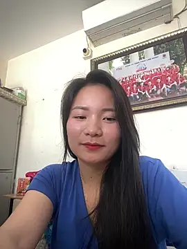 Bee Yellow00 online show from 4, 4, 2026