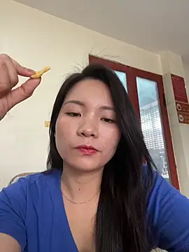 Snapshot of Bee_Yellow00 chatting on 4, 6, 2026 Bee Yellow00 online show from 4, 6, 2026