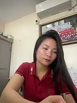 Bee Yellow00 online show from 25, 3, 2026