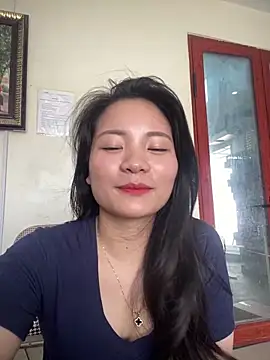 Bee Yellow00 online show from 8, 4, 2026