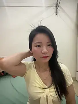 Bee Yellow00 online show from 15, 4, 2026