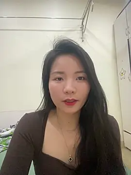 Bee Yellow00 online show from 6, 4, 2026