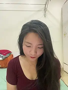 Bee Yellow00 online show from 6, 5, 2026