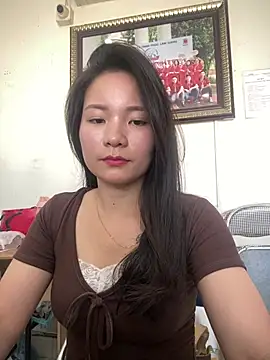 Bee Yellow00 online show from 11, 4, 2026