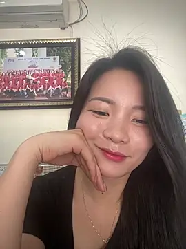 Bee Yellow00 online show from 25, 4, 2026