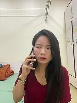 Bee Yellow00 online show from 12, 5, 2026