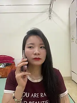 Bee Yellow00 online show from 11, 5, 2026