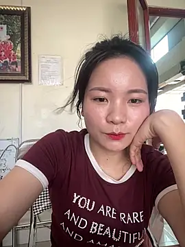 Bee Yellow00 online show from 10, 4, 2026