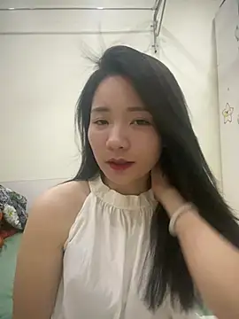 Bee Yellow00 online show from 4, 5, 2026