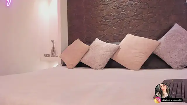 Snapshot of EmilyAllen_1 chatting on 17, 12, 2025 EmilyAllen 1 online show from 17, 12, 2025