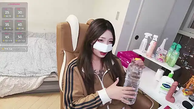 Snapshot of Milk_Sola chatting on 28, 11, 2025 Milk Sola online show from 28, 11, 2025