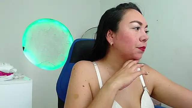 Yadis hot online show from 5, 11, 2025