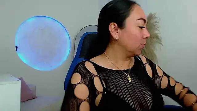 Yadis hot online show from 13, 1, 2026