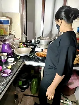 Snapshot of Heena-143 chatting on 14, 11, 2025 Heena-143 online show from 14, 11, 2025