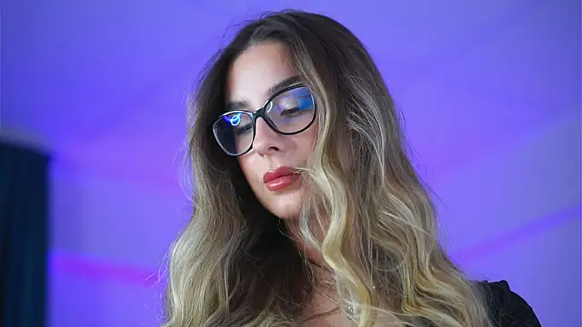 Snapshot of MaddieBryggs chatting on 18, 11, 2025 MaddieBryggs online show from 18, 11, 2025