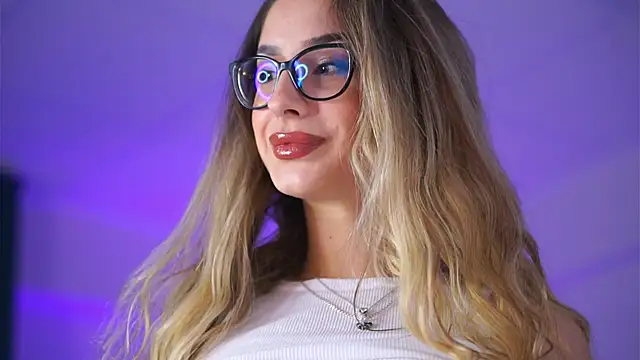 Snapshot of MaddieBryggs chatting on 29, 11, 2025 MaddieBryggs online show from 29, 11, 2025