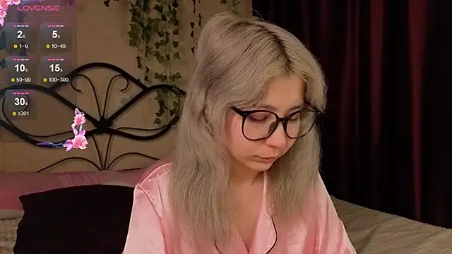 Alika Kiss online show from 5, 11, 2025