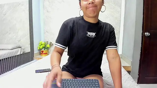 Sarahh-19 online show from 6, 11, 2025