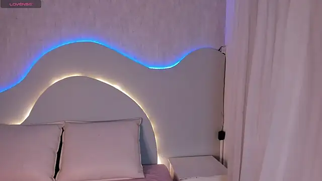 EmiliClarke online show from 13, 1, 2026