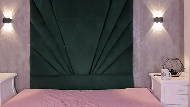 EmiliClarke online show from 12, 4, 2026