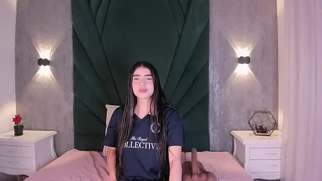 EmiliClarke online show from 15, 4, 2026