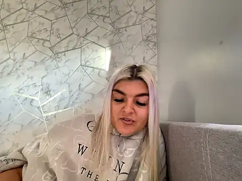 rosie-hipstergal online show from 7, 11, 2025