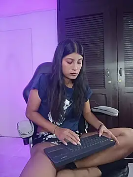 YeseniaRodriguez3 online show from 28, 5, 2026