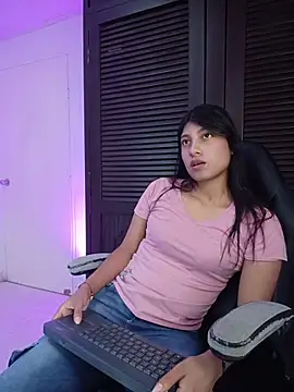 YeseniaRodriguez3 online show from 13, 4, 2026