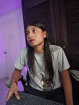 YeseniaRodriguez3 online show from 12, 4, 2026