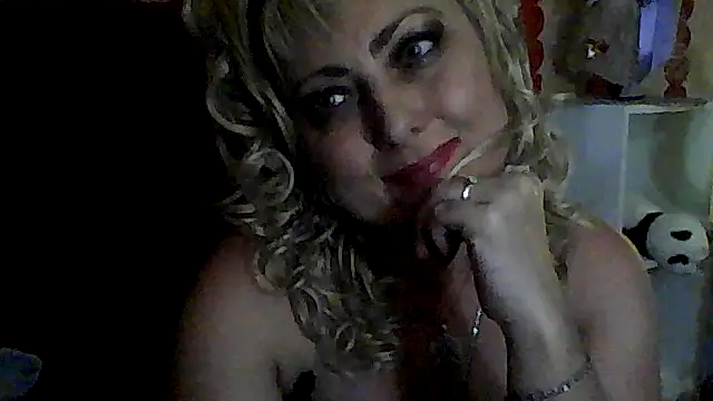 Snapshot of xHot_Amazonq chatting on 25, 7, 2026 xHot Amazonq online show from 25, 7, 2026