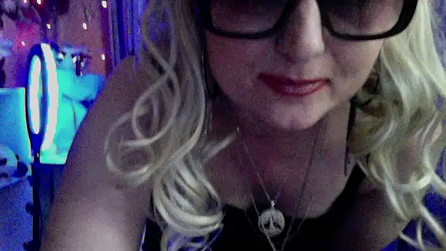 xHot Amazonq online show from 13, 4, 2026