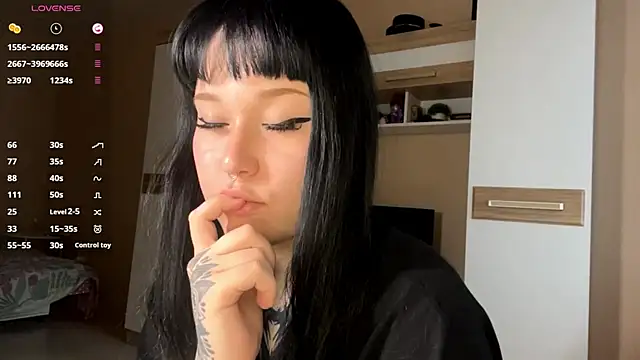 LaurenOveson online show from 18, 11, 2025